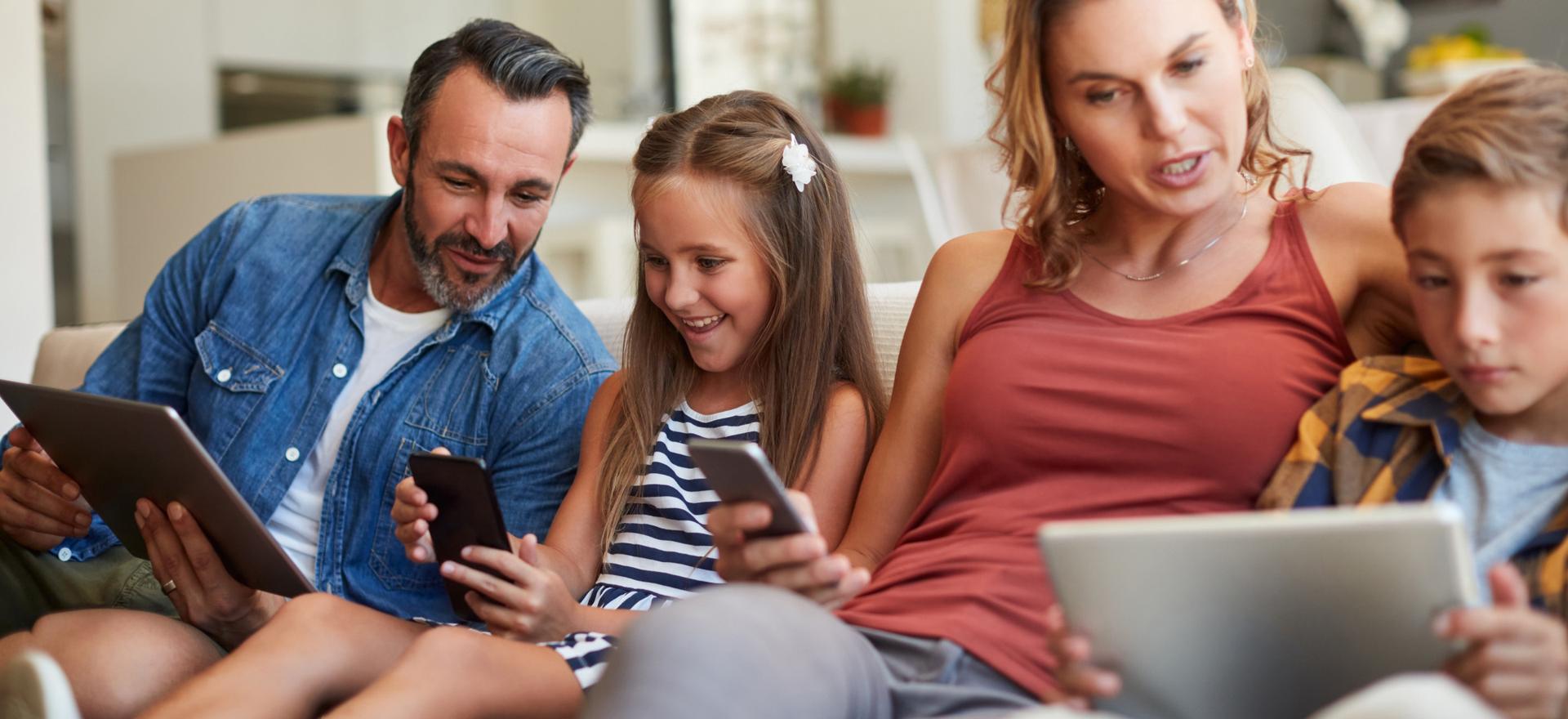 glueckliche familie mit mobilen geraeten | 1&1 glueckliche familie mit mobilen geraeten