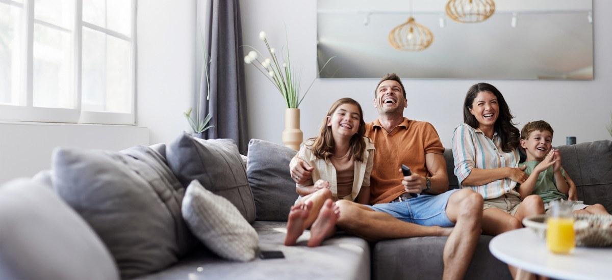 glueckliche familie auf sofa