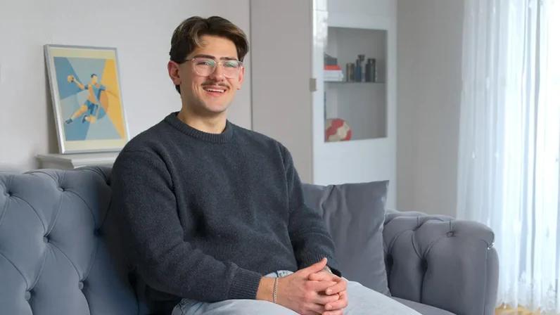 junger mann auf couch | 1&1 junger mann auf couch